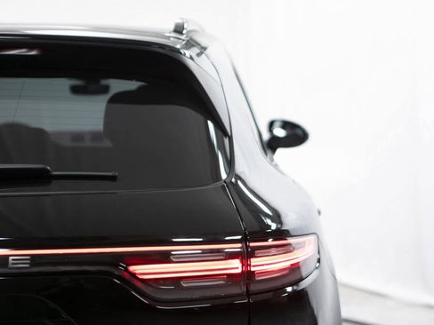 Certified 2023 Porsche Cayenne Platinum Edition image 38