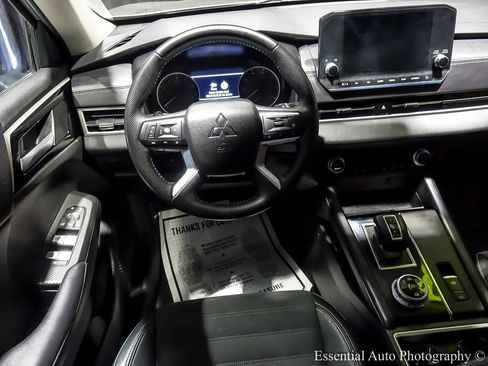 Used 2023 Mitsubishi Outlander SE image 17