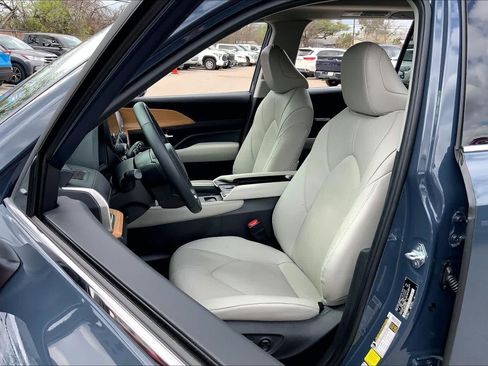 Used 2025 Toyota Grand Highlander FWD image 8