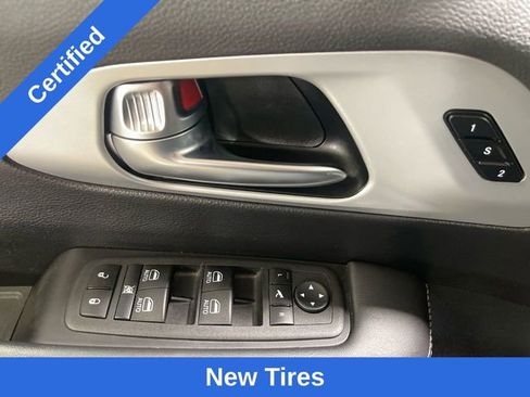 Certified 2025 Chrysler Pacifica Limited image 13