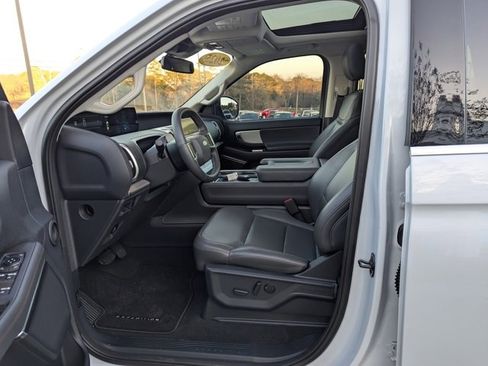 Used 2025 Ford Expedition Active image 16