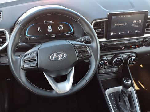Used 2024 Hyundai Venue SEL image 13