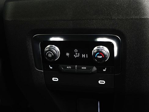 Used 2024 GMC Yukon XL AT4 w/ Technology Package image 16