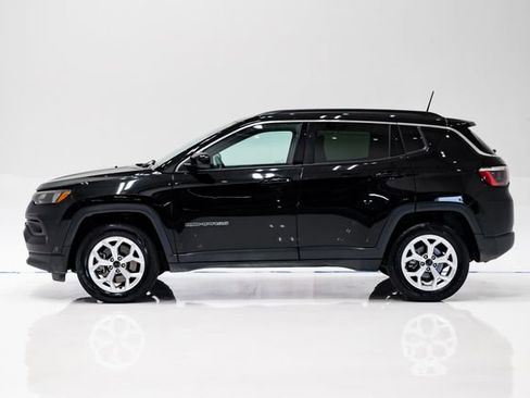 Certified 2025 Jeep Compass Latitude w/ Sun & Sound Group AWD/4WD image 32