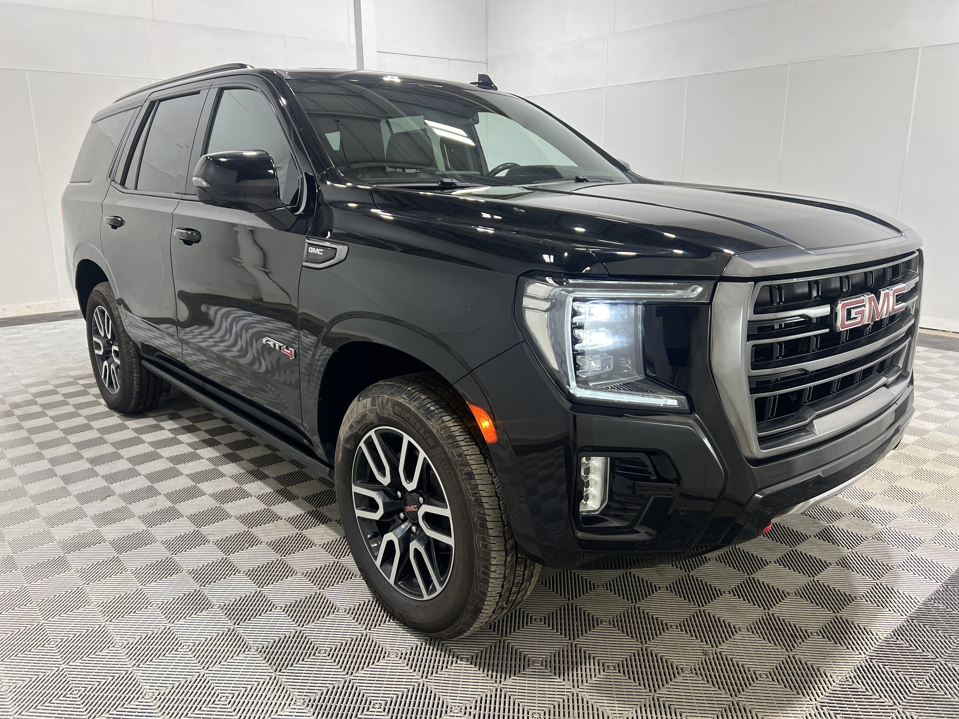 Used 2021 GMC Yukon AT4 w/ Technology Package AWD/4WD image 4