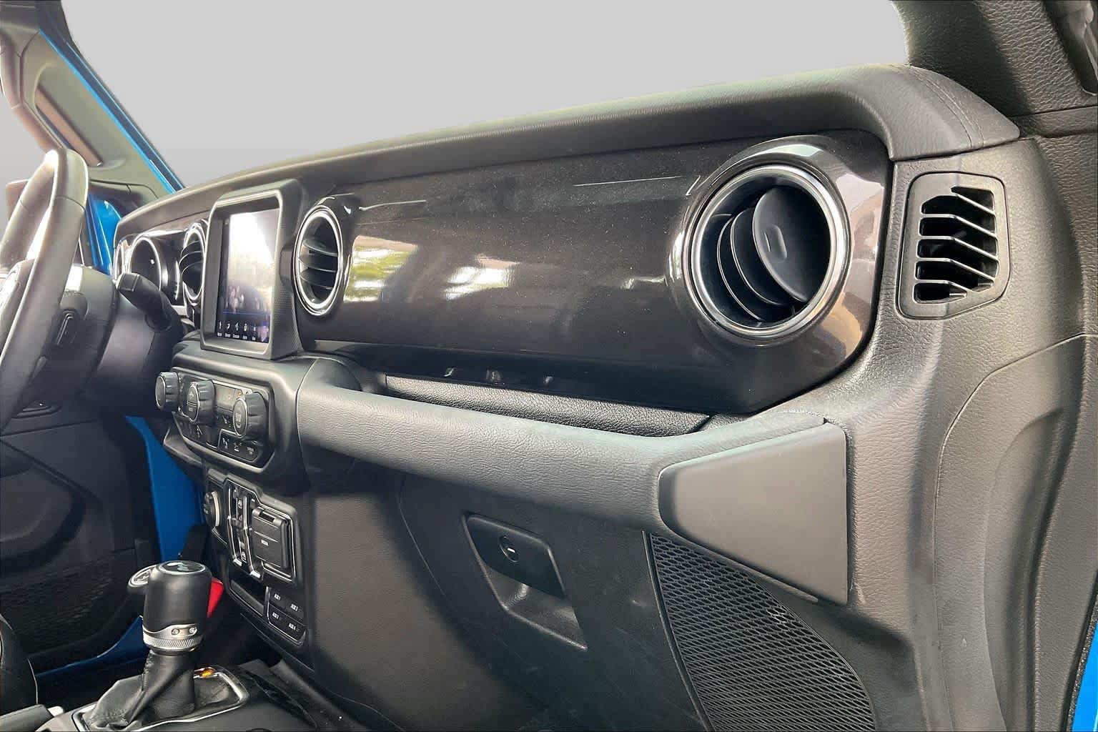 Used 2022 Jeep Wrangler Unlimited Sahara AWD/4WD image 17