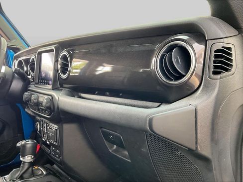 Used 2022 Jeep Wrangler Unlimited Sahara AWD/4WD image 17