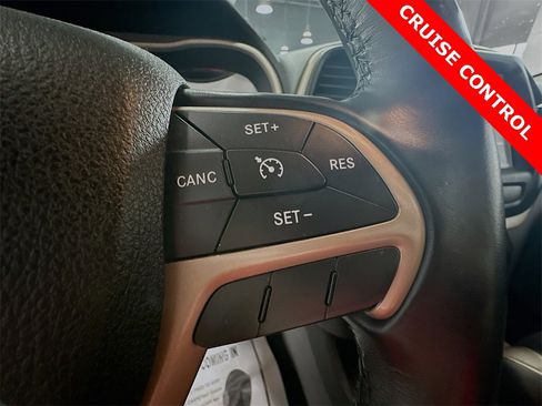 Used 2017 Jeep Cherokee Latitude w/ Comfort & Sound Group image 30