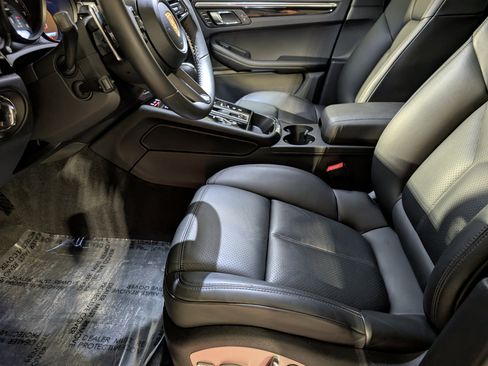 Certified 2026 Porsche Macan image 4