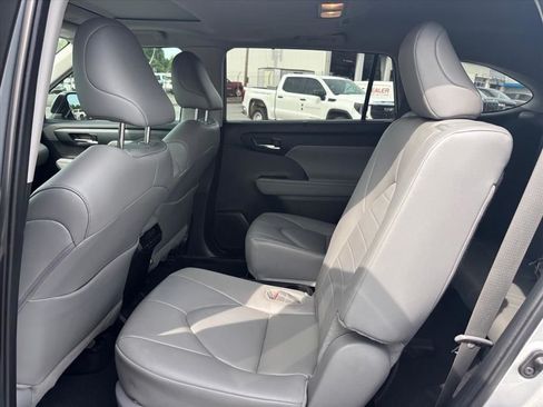 Used 2024 Toyota Highlander XLE FWD image 13