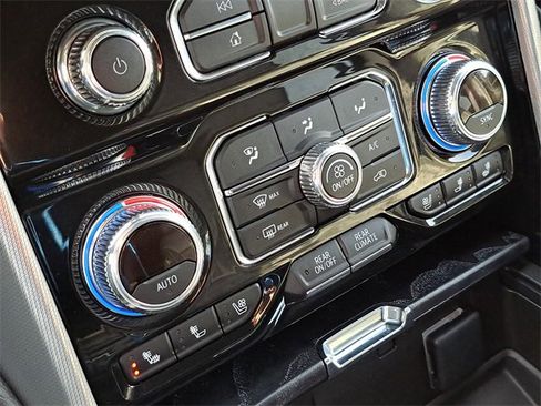 Used 2024 GMC Yukon XL Denali image 16