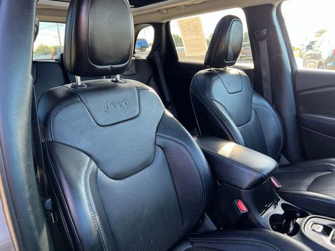 Used 2022 Jeep Cherokee Limited image 12