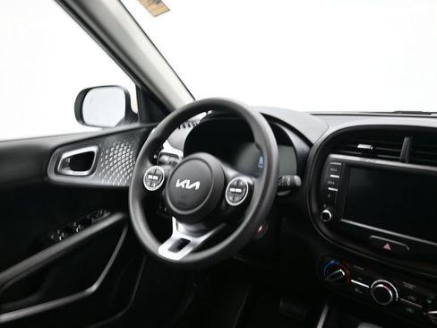 Used 2025 Kia Soul LX w/ LX Technology Package FWD image 17