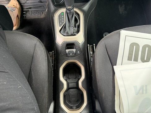 Used 2015 Jeep Renegade Latitude FWD image 21