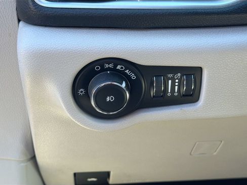 Used 2020 Chrysler Pacifica Limited FWD image 10