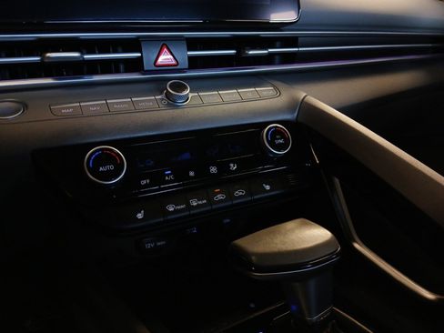 Used 2025 Hyundai Elantra SEL image 21