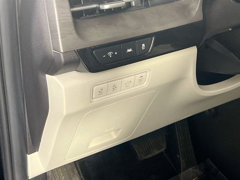 Used 2024 Kia Carnival EX FWD image 10