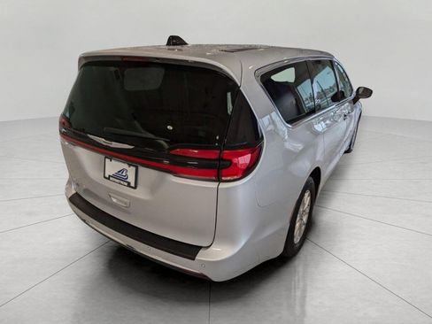 Used 2024 Chrysler Pacifica Touring-L FWD image 5