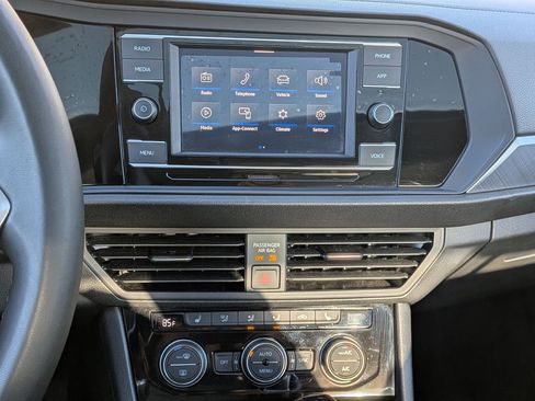 Used 2023 Volkswagen Jetta SE w/ Panoramic Sunroof Package image 12