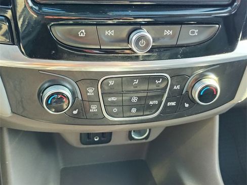 Used 2018 Chevrolet Traverse LT image 26