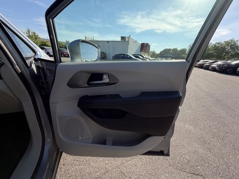 Used 2019 Chrysler Pacifica Limited FWD image 31