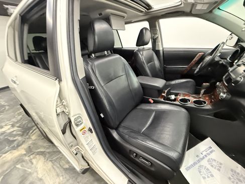 Used 2013 Toyota Highlander Limited AWD/4WD image 22