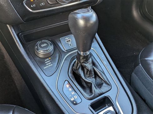 Used 2019 Jeep Cherokee Latitude Plus w/ Cold Weather Group image 15