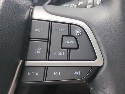 Used 2024 Toyota Highlander LE AWD/4WD image 24