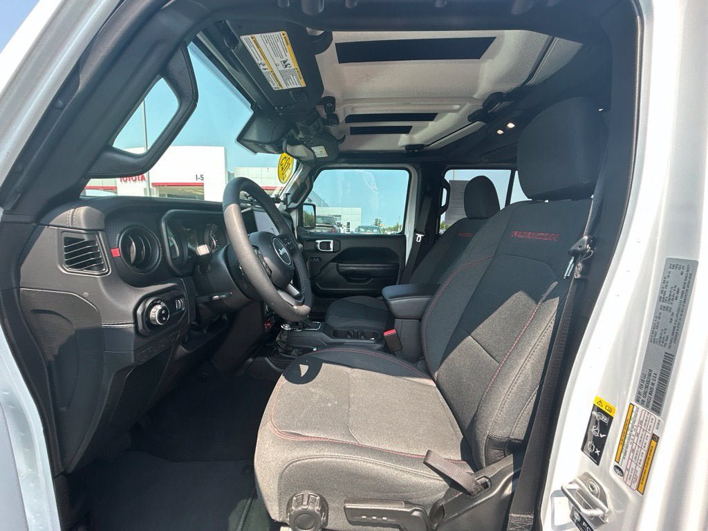 Used 2025 Jeep Gladiator Rubicon w/ Convenience Group AWD/4WD image 16