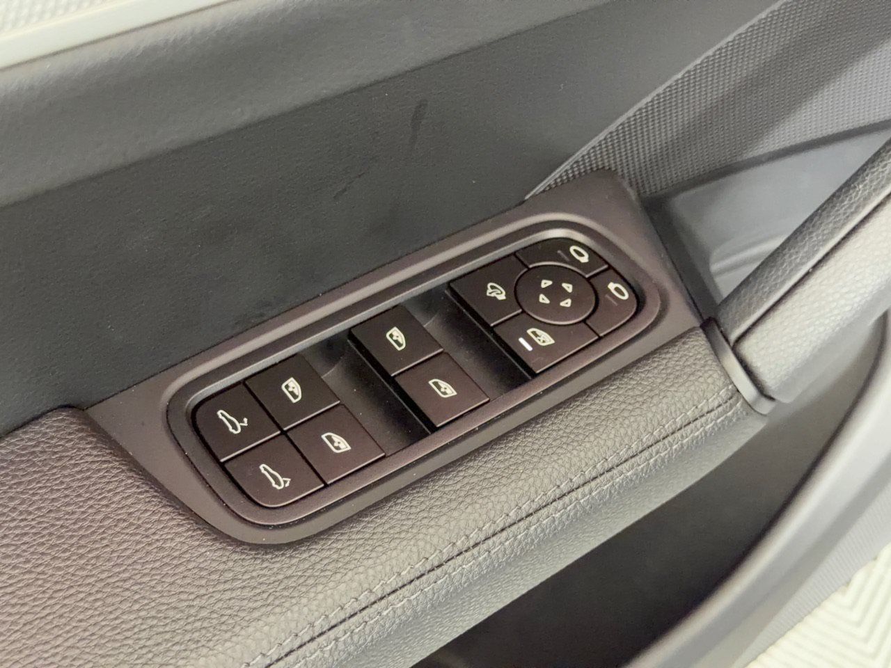 Certified 2024 Porsche Cayenne AWD/4WD image 17