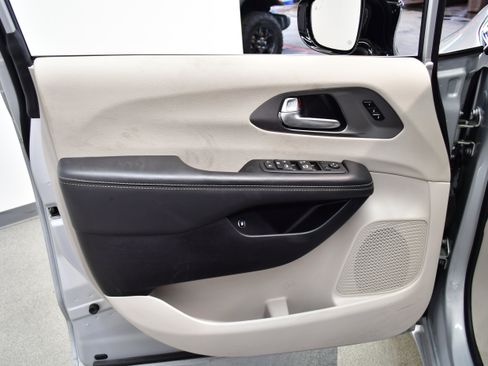 Used 2024 Chrysler Pacifica Touring-L FWD image 20