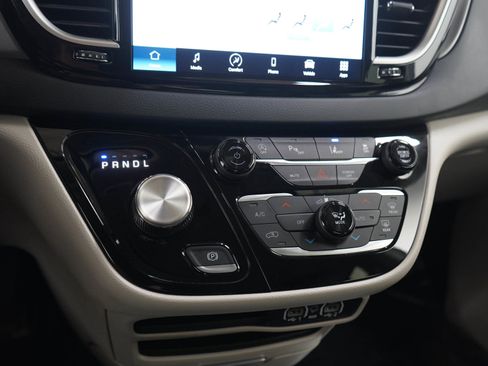 Used 2023 Chrysler Pacifica Touring-L FWD image 26
