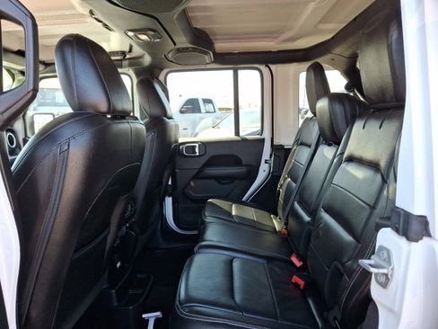 Used 2018 Jeep Wrangler Unlimited Sahara image 10