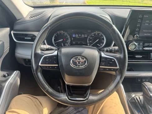 Used 2021 Toyota Highlander XLE AWD/4WD image 19