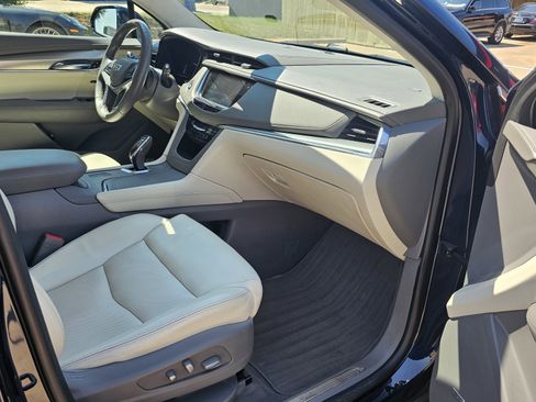 Used 2017 Cadillac XT5 Luxury w/ Driver Awareness Package image 29