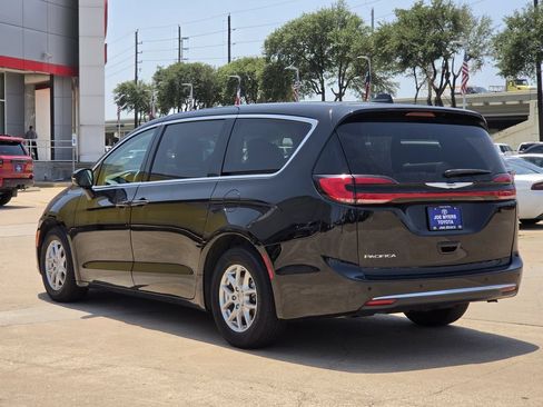 Used 2024 Chrysler Pacifica Touring-L FWD image 7