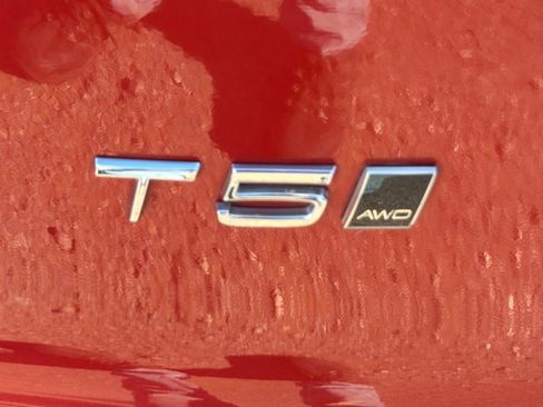 Used 2019 Volvo XC40 T5 Momentum image 25