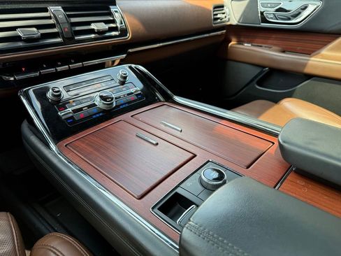 Used 2022 Lincoln Navigator Reserve image 12