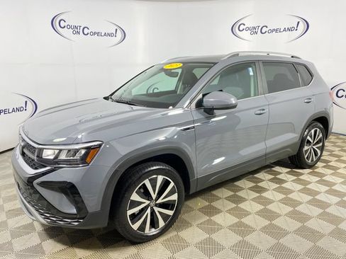 Used 2023 Volkswagen Taos SE w/ Panoramic Sunroof Package AWD/4WD image 3