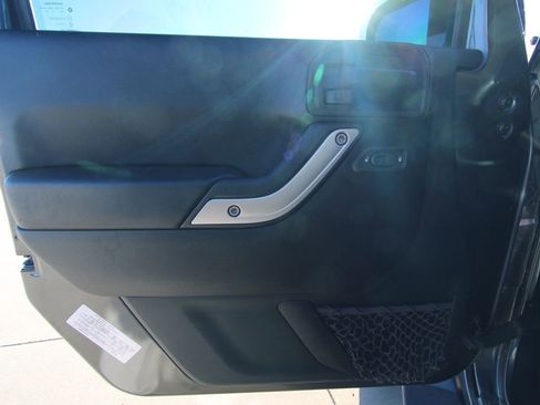 Used 2018 Jeep Wrangler Unlimited Sahara image 27