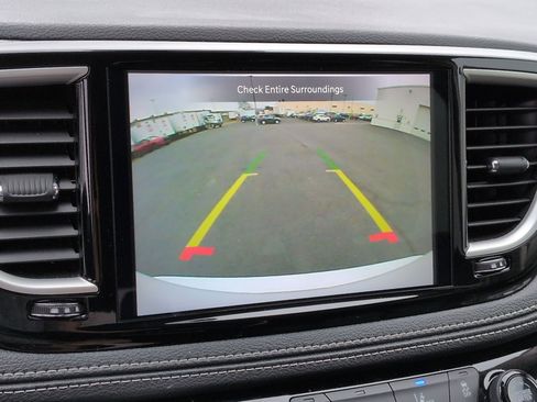 Used 2023 Chrysler Pacifica Touring-L image 14