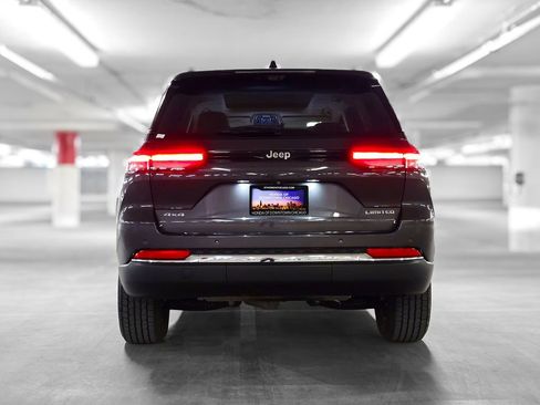 Used 2022 Jeep Grand Cherokee Limited w/ Luxury Tech Group II image 8