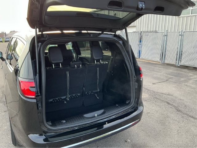 Used 2026 Chrysler Pacifica Select FWD image 12