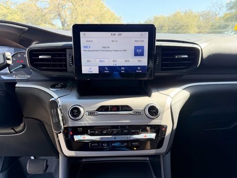 Used 2021 Ford Explorer XLT image 13