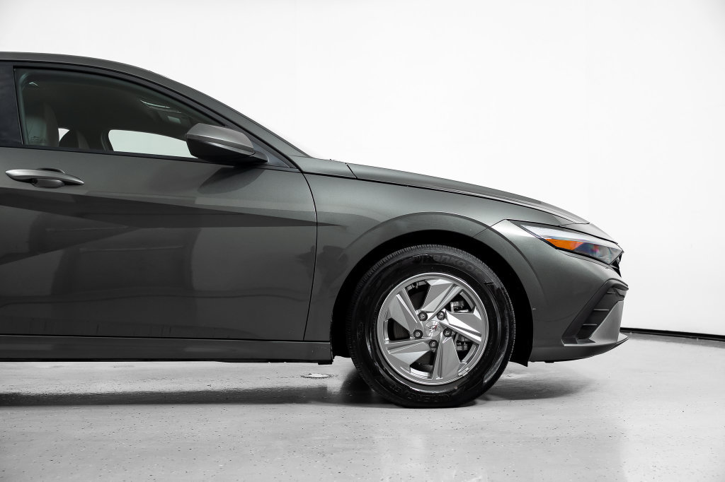 Certified 2026 Hyundai Elantra SE FWD image 4