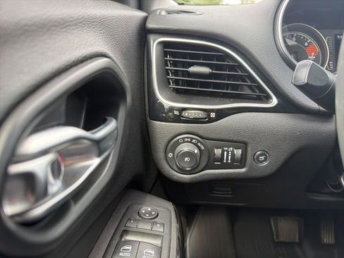 Used 2020 Jeep Cherokee Latitude Plus FWD image 12