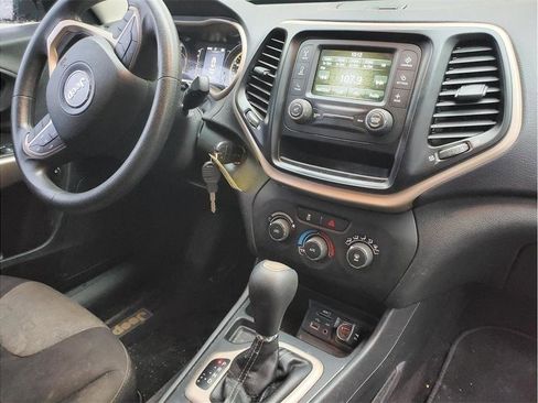 Used 2018 Jeep Cherokee Latitude FWD image 23