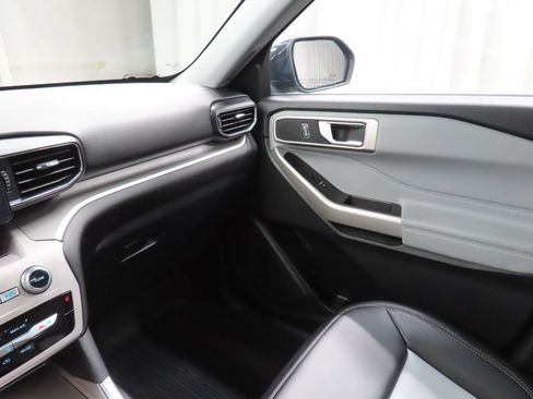 Used 2024 Ford Explorer XLT w/ XLT Sport Appearance Package AWD/4WD image 19