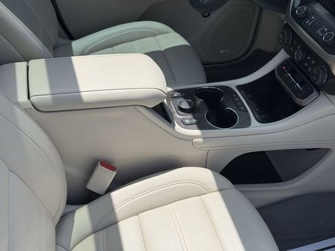 Used 2023 GMC Acadia Denali w/ Denali Ultimate Package FWD image 20