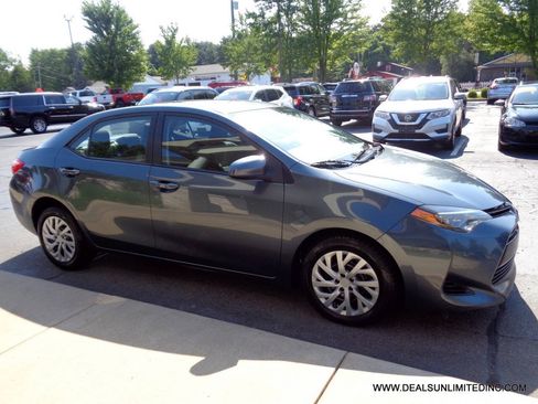 Used 2018 Toyota Corolla LE FWD image 2